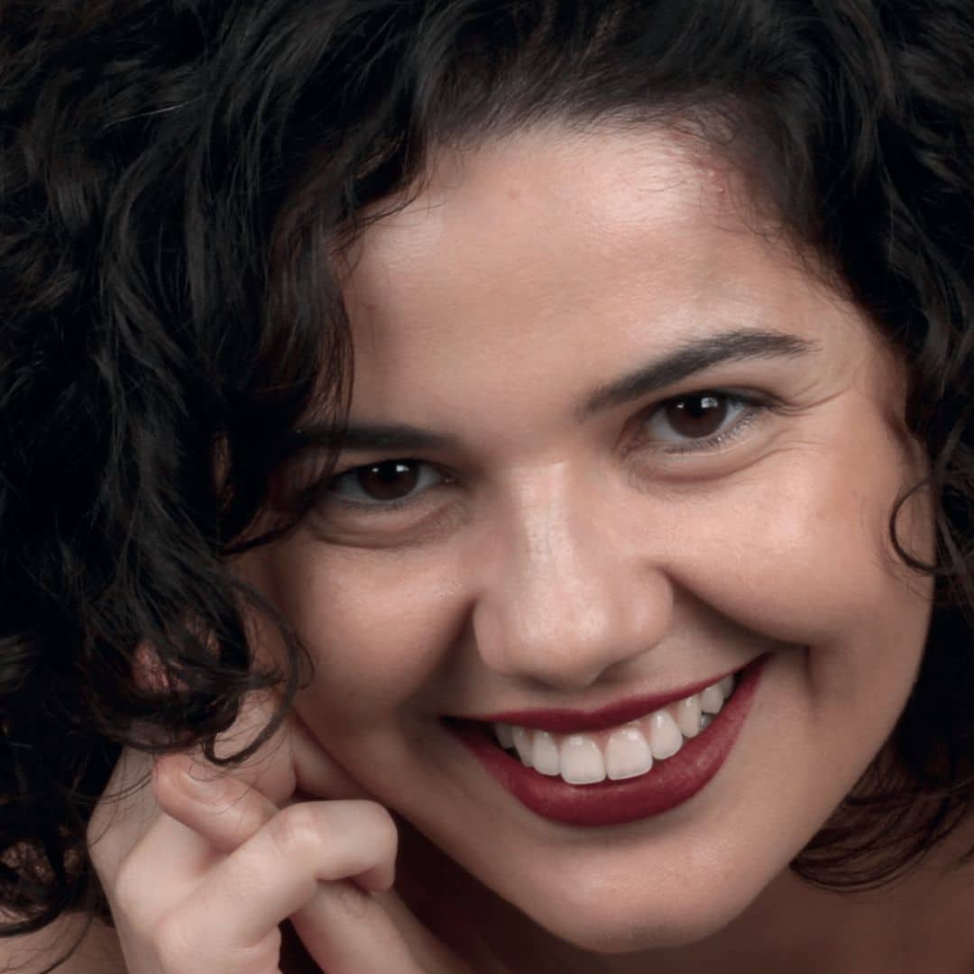 “A Clínica Espada é um espaço hiper equipado, não só com os instrumentos de odontologia mais sofisticados, mas também com profissionais para lá de preparadas(os) e atenciosas(os). Nunca imaginei que me sentiria confortável em uma ida à dentista! E o tratamento, claro, ficou impecável.”, Nathalia Silva