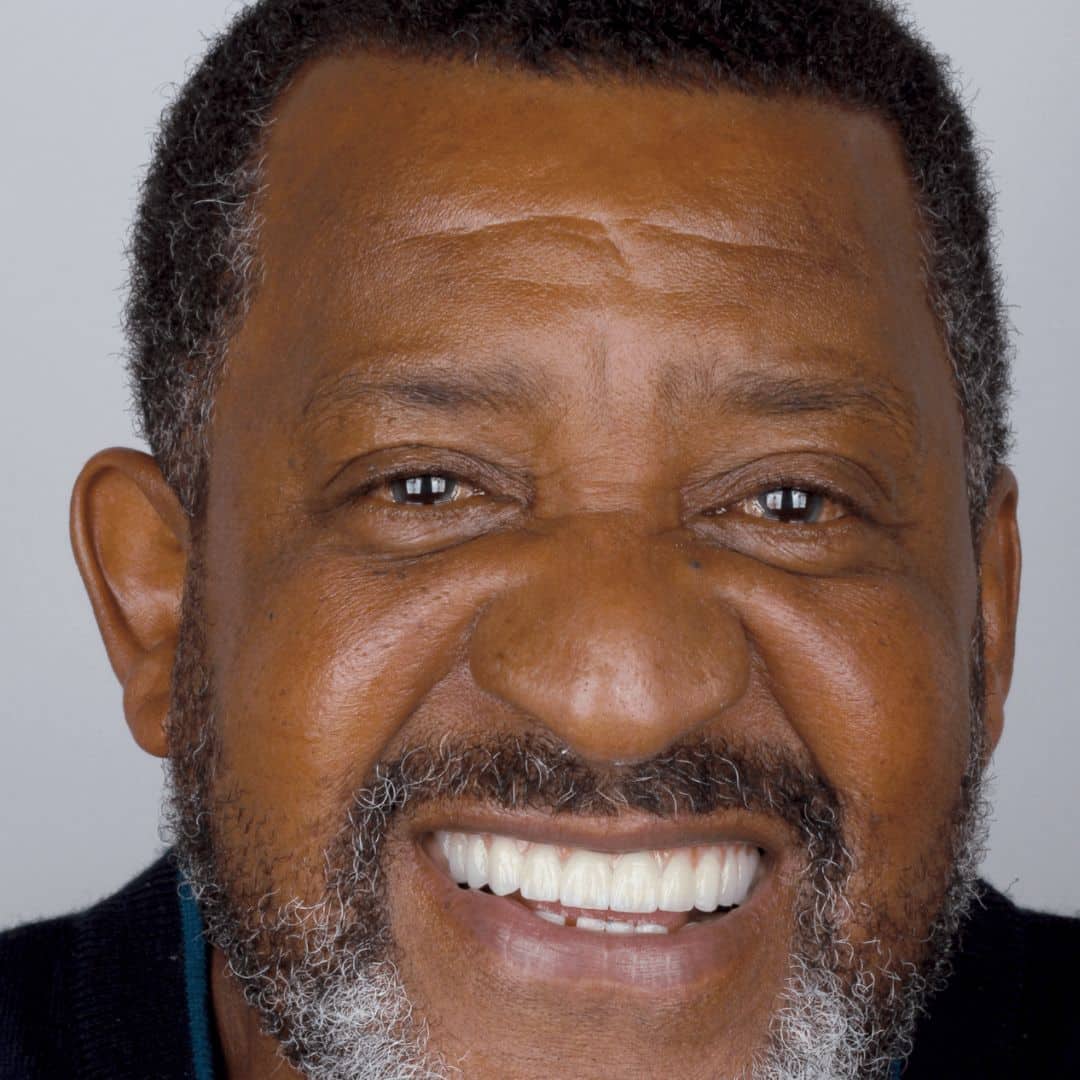 “Quero exaltar o excelente atendimento da ODONTOLOGIA ESPADA, com profissionais de alta qualidade, extremamente competentes, bem como o seu corpo de funcionários. Meus agradecimentos especiais para Dra. ADRIANA ESPADA, pela execução do meu procedimento, com muita dedicação e carinho. O meu muito Obrigado.”, Ronaldo Augusto