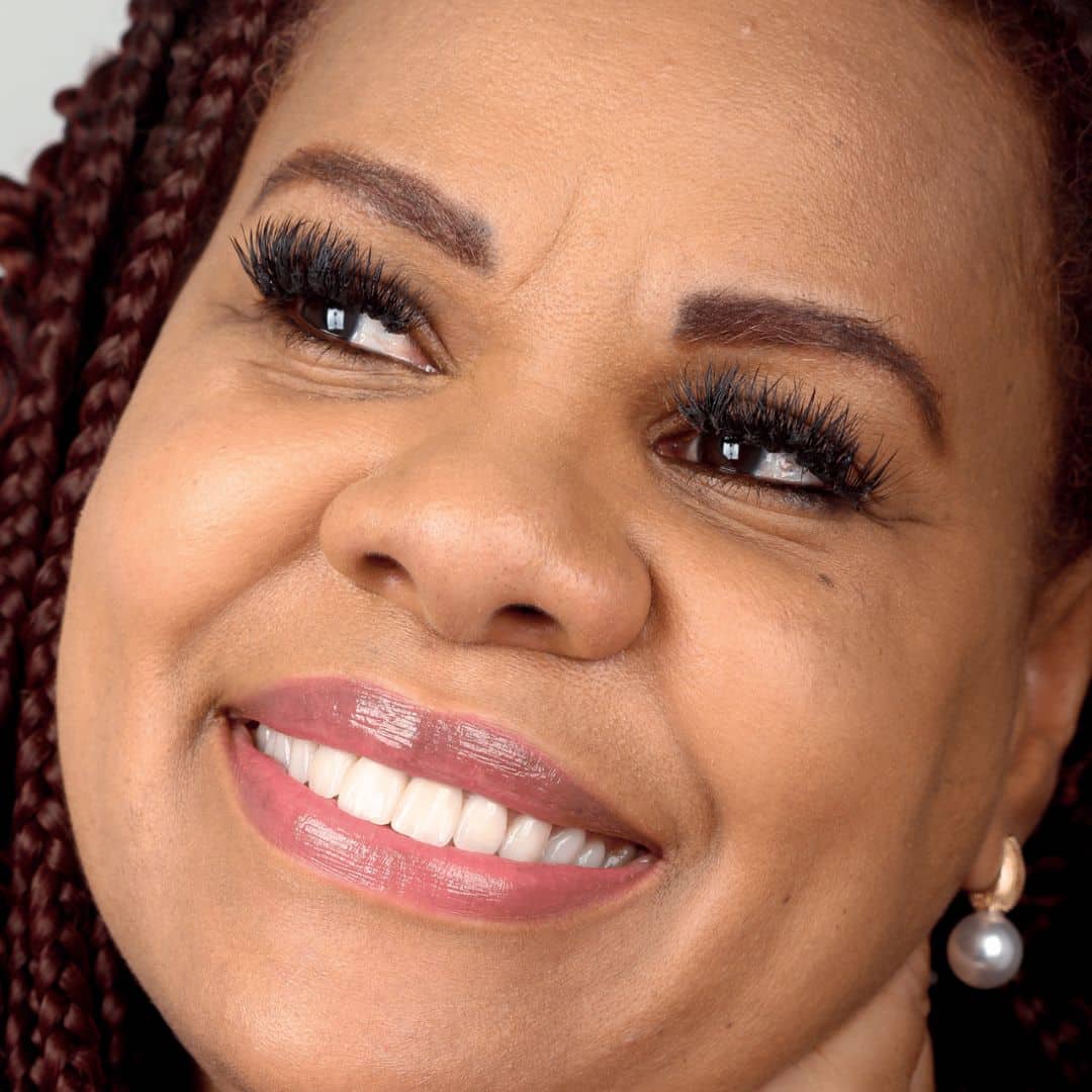 “O tratamento dos meus dentes na OdontoEspada com a Dra. Adriana elevou minha autoestima”, Debora de Souza Tuna