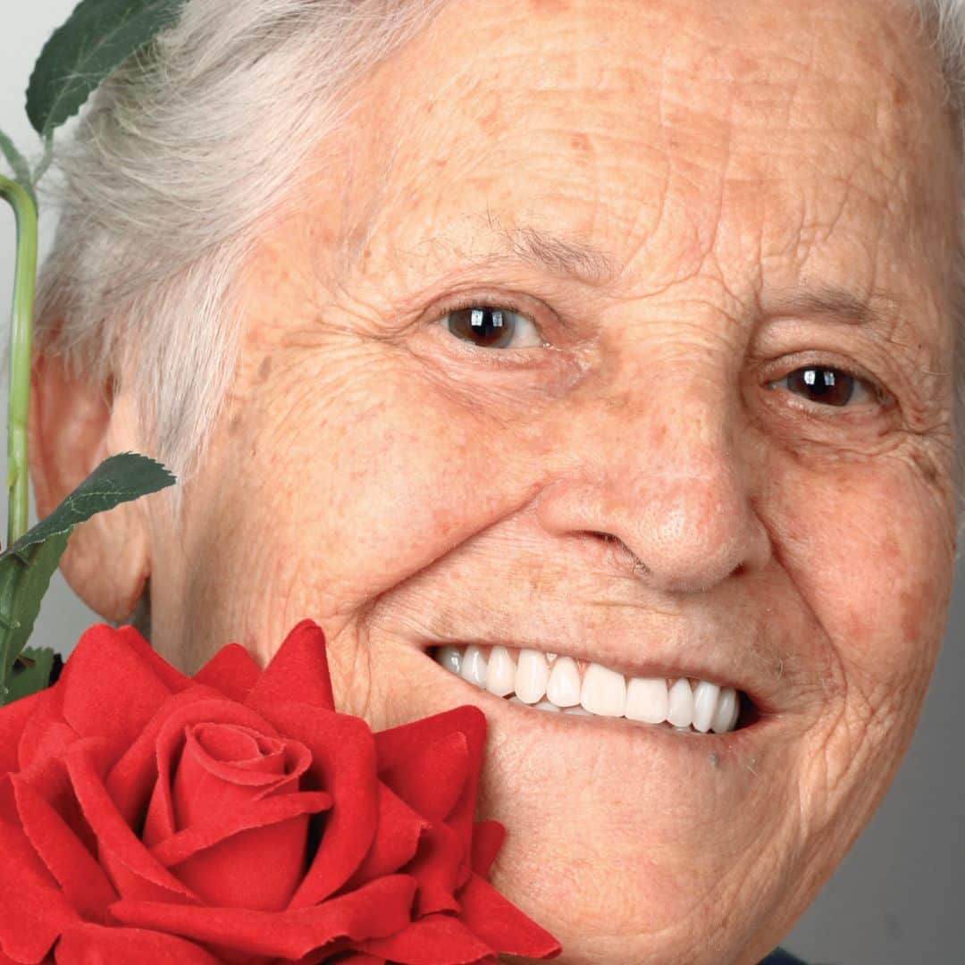 “A dedicação, o conhecimento técnico e acessibilidade resultaram no meu sorriso renovado! Muito obrigada Dra Adriana Espada e Equipe.”, Maria Rosa Medeiros