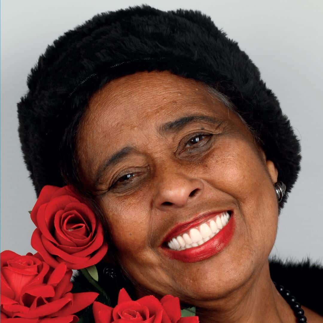 “Estou me sentindo muito satisfeita e feliz com a minha nova imagem. O sorriso perfeito e a satisfação de ter sido atendida por uma excelente profissional como a Dra. Adriana. Obrigada a todos que contribuíram pra esse meu novo sorriso.”, Ana Rosa Santis